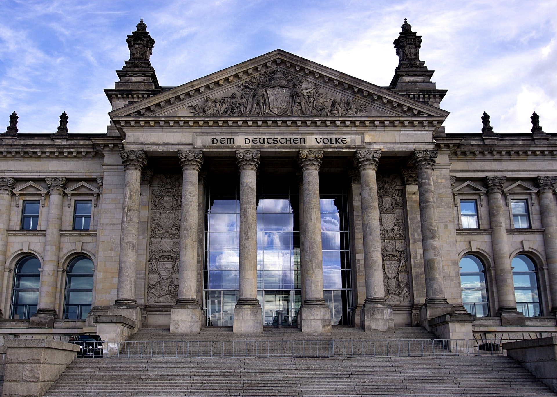The front facade of the Bundestag